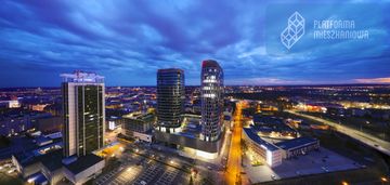 2 pokoje w nowoczesnym wieżowcu w centrum