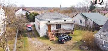 Dom z budynkami gospodarczymi nad bugiem