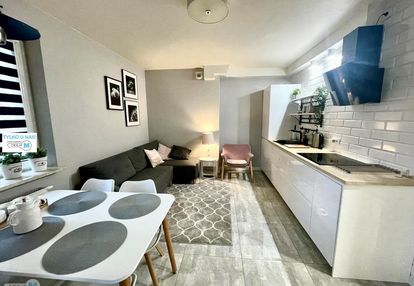 2 pokoje w apartamentowcu w centrum z wyposażeniem