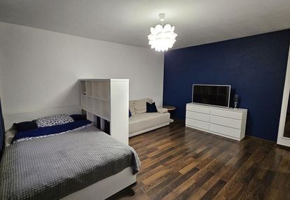 Kawalerka, oddzielna kuchnia. blisko metra i parku