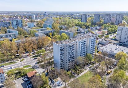3 lub 4 pokoje w pobliżu stacji metra