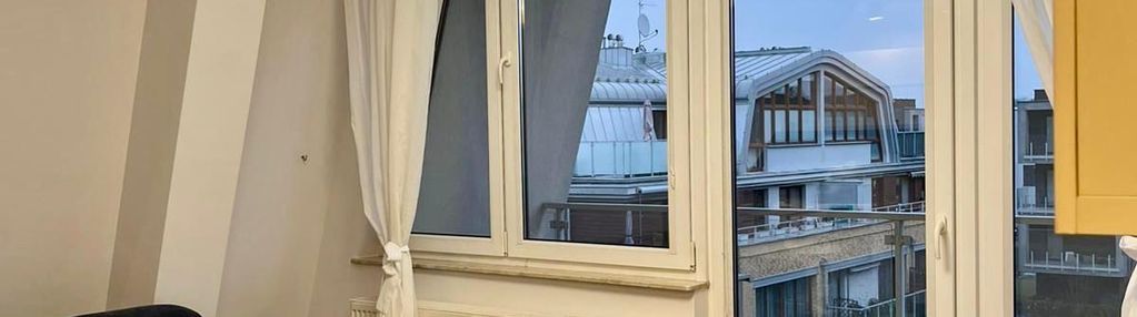 Komfortowe mieszkanie z balkonem w bloku z windą na prądniku białym