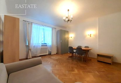 Kameralny, 2-piętrowy blok obok lasu na bemowie.