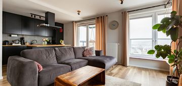 Nowoczesne mieszkanie z pięknym widokiem w redzie.