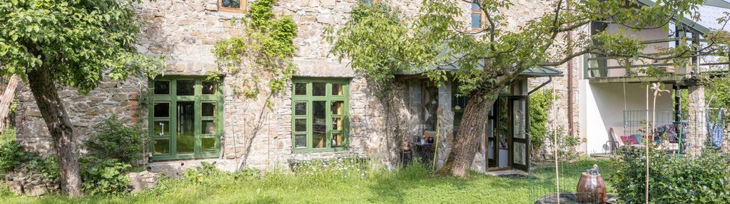 Klimatyczny dwór z sadem pod twoją inwestycję