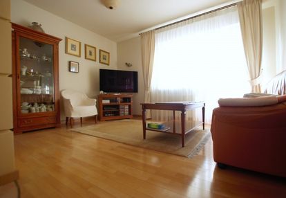 Dwupoziomowe mieszkanie z garażem, centrum