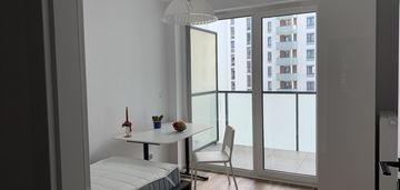 Dwa oddzielne, nieprzechodnie pokoje, duży balkon