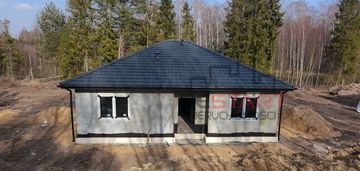 Wolnostojący, parterowy, nowoczesny.