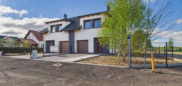 4 sypialnie, garaż, kanalizacja - prawa strona