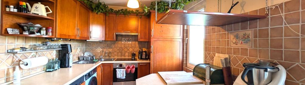 Przestronne mieszkanie z widokiem na las.