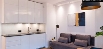 Nowiutka kawalerka z ogródkiem przy metrze