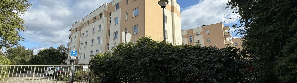 Bielawy, zamknięte osiedle z miejscem postojowym