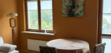 | doskonała lokalizacja | duży balkon | winda |