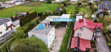 Dom mieszkalny z budynkami pod usługi.