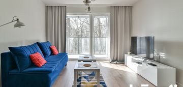 Nowoczesne wygodne mieszkanie z halą garażową