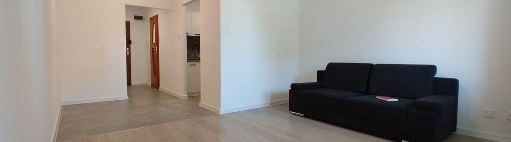 Komfortowa kawalerka z oddzielną kuchnią i balkonem