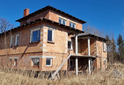 Dom z dużą działką w stanie surowym zamkniętym