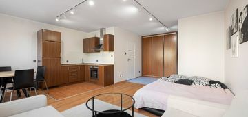 Przestronna kawalerka z balkonem!