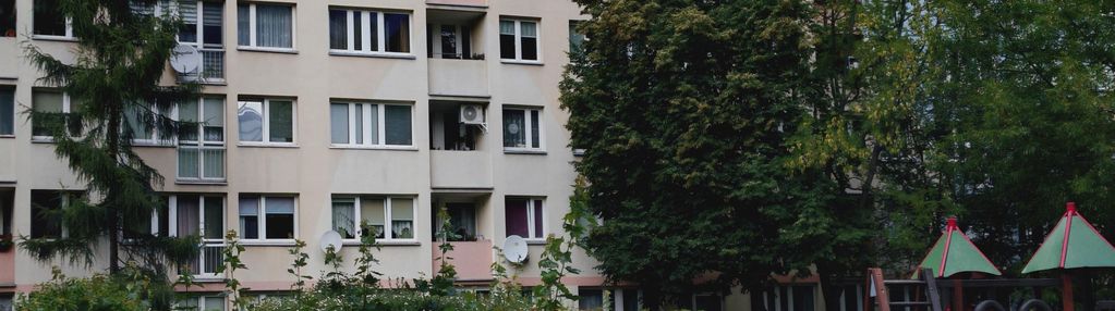 Centrum, borek, niski blok zieleń wokoło do remontu