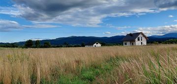 Mały domek z pieknym widokiem na panoramę gór.