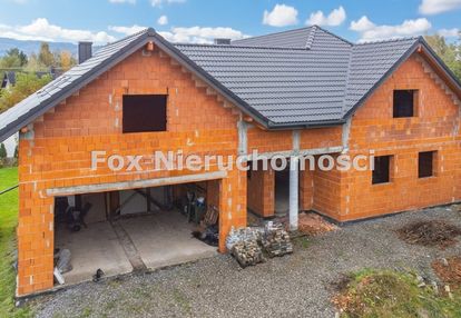 Duży luksusowy dom w stanie surowym otwartym