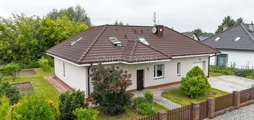 Przestronny dom w ciszy i zieleni | garaż