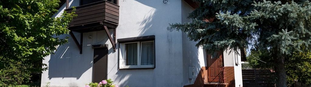 Stylowy w dużym ogrodzie