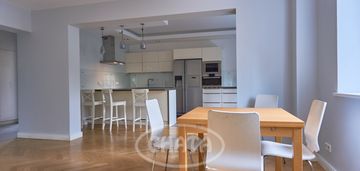 Duży dom jednorodzinny na zielonym oporowie