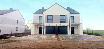 Nowoczesne domy - z garażem i czterema sypialniami