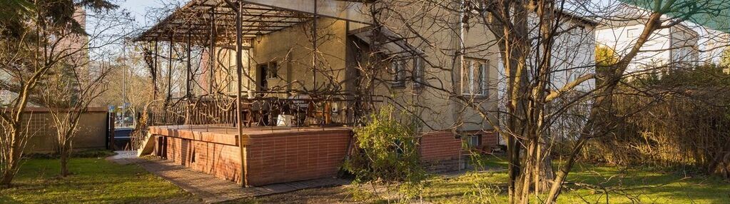 Dom z klimatem i urokliwym ogrodem w pobliżu metra