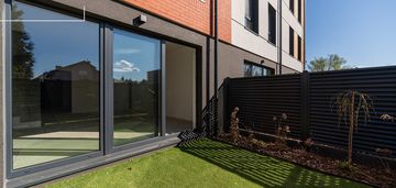 Nowoczesny segment w zielonej części piaseczna