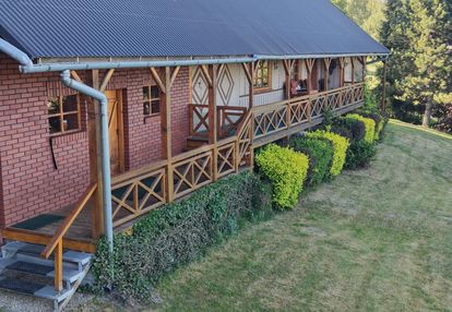 Góralski drewniany dom z widokiem na tatry