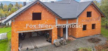 Duży luksusowy dom w stanie surowym otwartym