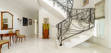 Rezydencja o rozłożystej bryle, podolany