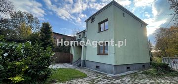 Bezczynszowe mieszkanie w domu jednorodzinnym.