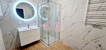 Szereg na bezpiecznym zamkniętym osiedlu