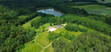 Widokowe działki nad jeziorem otoczone lasem