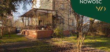 Dom z klimatem i urokliwym ogrodem w pobliżu metra