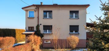 Dom z 2 mieszkaniami + garaże + duży teren