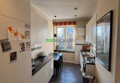 Trzy pokoje z oddzielną kuchnią przy metrze