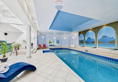 Dom z krytym basenem i pięknym ogrodem!