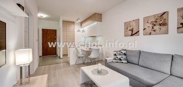 Francuska park dla pary, singla z garażem, komórką