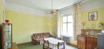 Dom z dwoma niezależnymi mieszkaniami i piwnicą