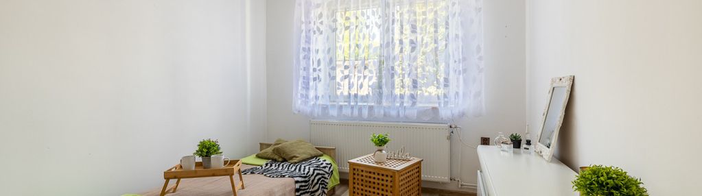 Kawalerka w kruszynie z miejscem parkingowym.