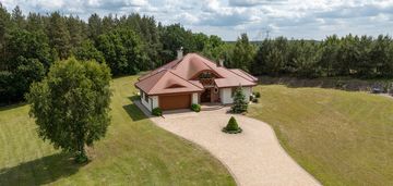 Piękna rezydencja wśród lasów i pól