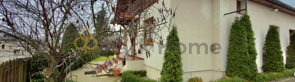 Dom wolnostojący z zabudowaniami gospodarczymi