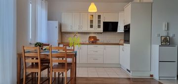 Z miejscem postojowym w hali, rezerwat żurawiniec