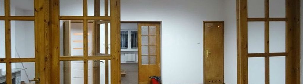 Przestronny dom na cele biurowe.