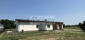 Nowoczesny dom w stanie deweloperskim pod lasem