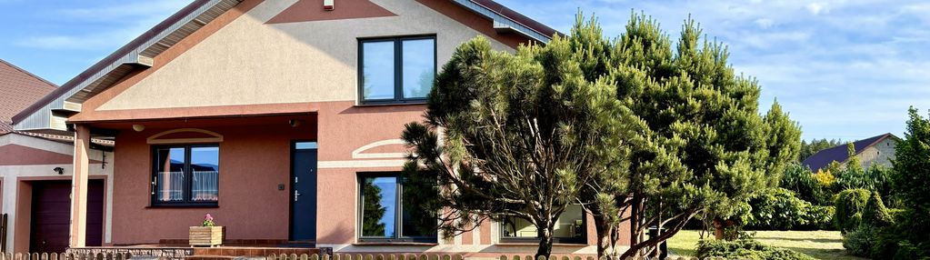 Funkcjonalny dom z kominkiem i dużym tarasem